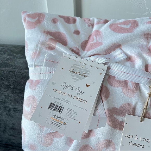NWT Heart Valentine’s Baby Blanket - Picture 3 of 9